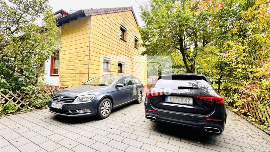 Modernisiertes Einfamilienhaus auf riesigem Grundstück mit Carport und Nebengebäude - Parkflächen neben dem Haus / zufahrt Grundstück